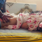 Indische Hausfrau läßt sich vom Massage-Boy blank ficken.